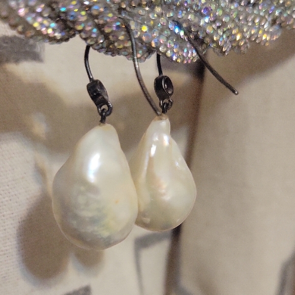 Elegant White Pearl Drop Earrings - Picture 3 of 8